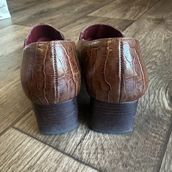 Brown leather crocodile embossed block heel with traction sole - Picture 5 of 16